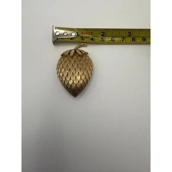 Vintage Signed Crown TRIFARI Brushed Textured Gold Tone STRAWBERRY Pin Brooch - Picture 3 of 6